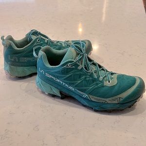 Women’s hiking shoes, size 8.5. Color teal.